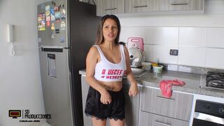 Mi prima llega a casa muy acalorada y con ganas de follar