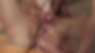 Milfs schieben sich die kugeln im die Pussy bis nichts mehr rein passt