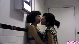 Watch Beretta James and Coral Aorta share a wet and wild bathroom session - 1 image